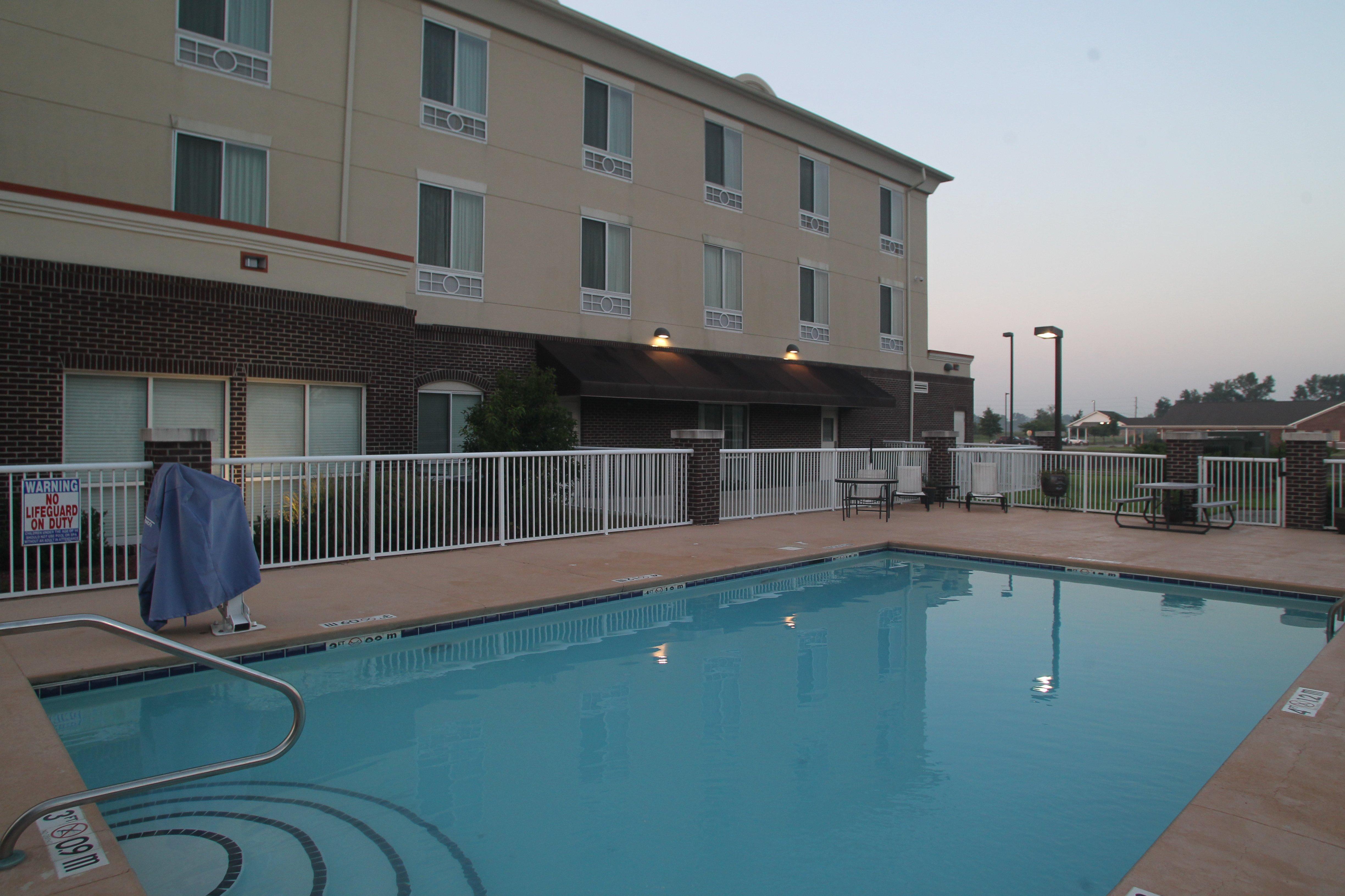 Holiday Inn Express Pembroke By Ihg Bagian luar foto