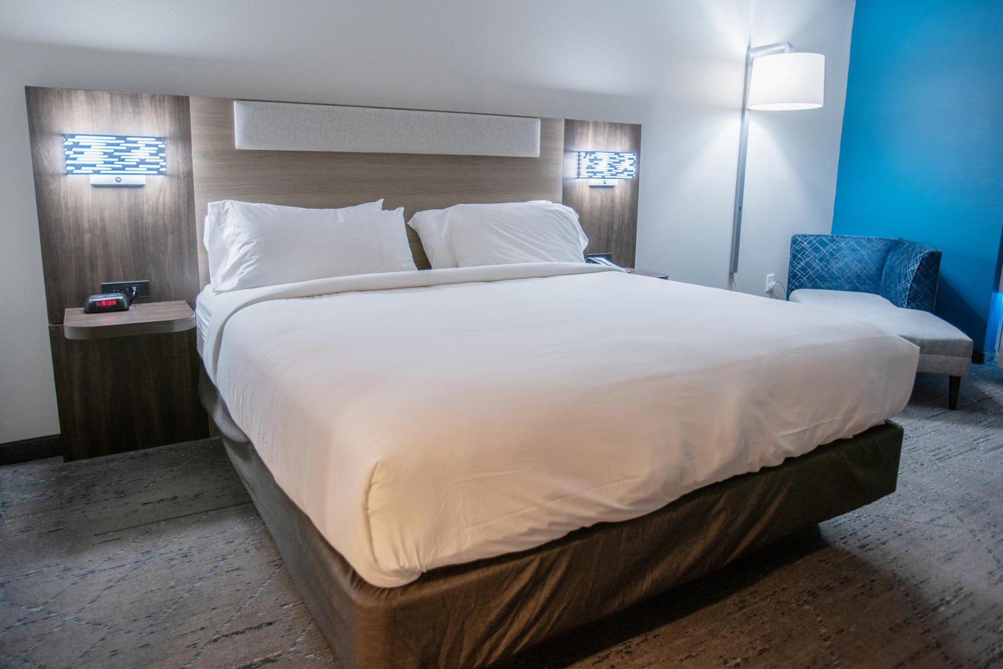 Holiday Inn Express Pembroke By Ihg Bagian luar foto