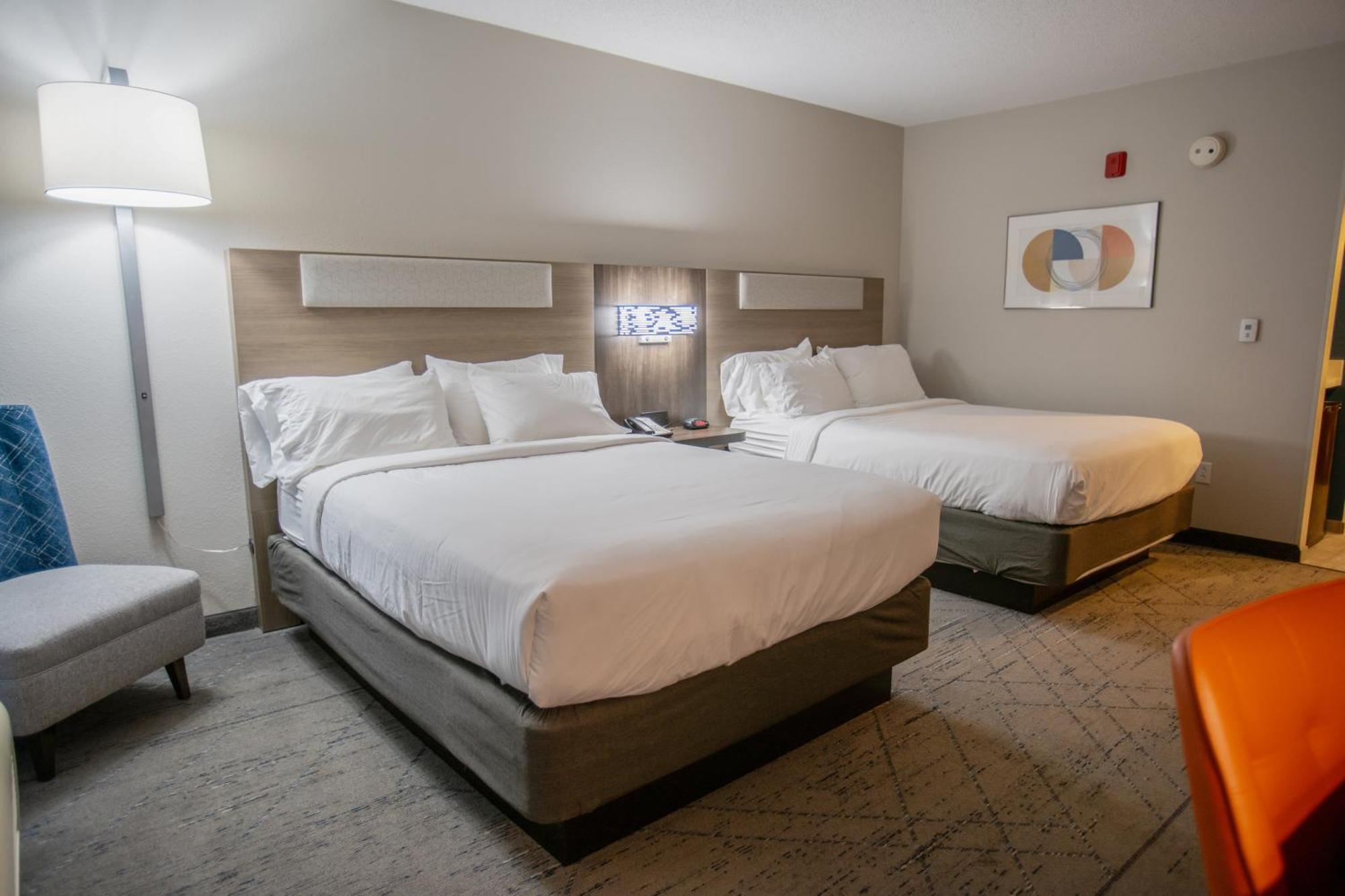 Holiday Inn Express Pembroke By Ihg Bagian luar foto