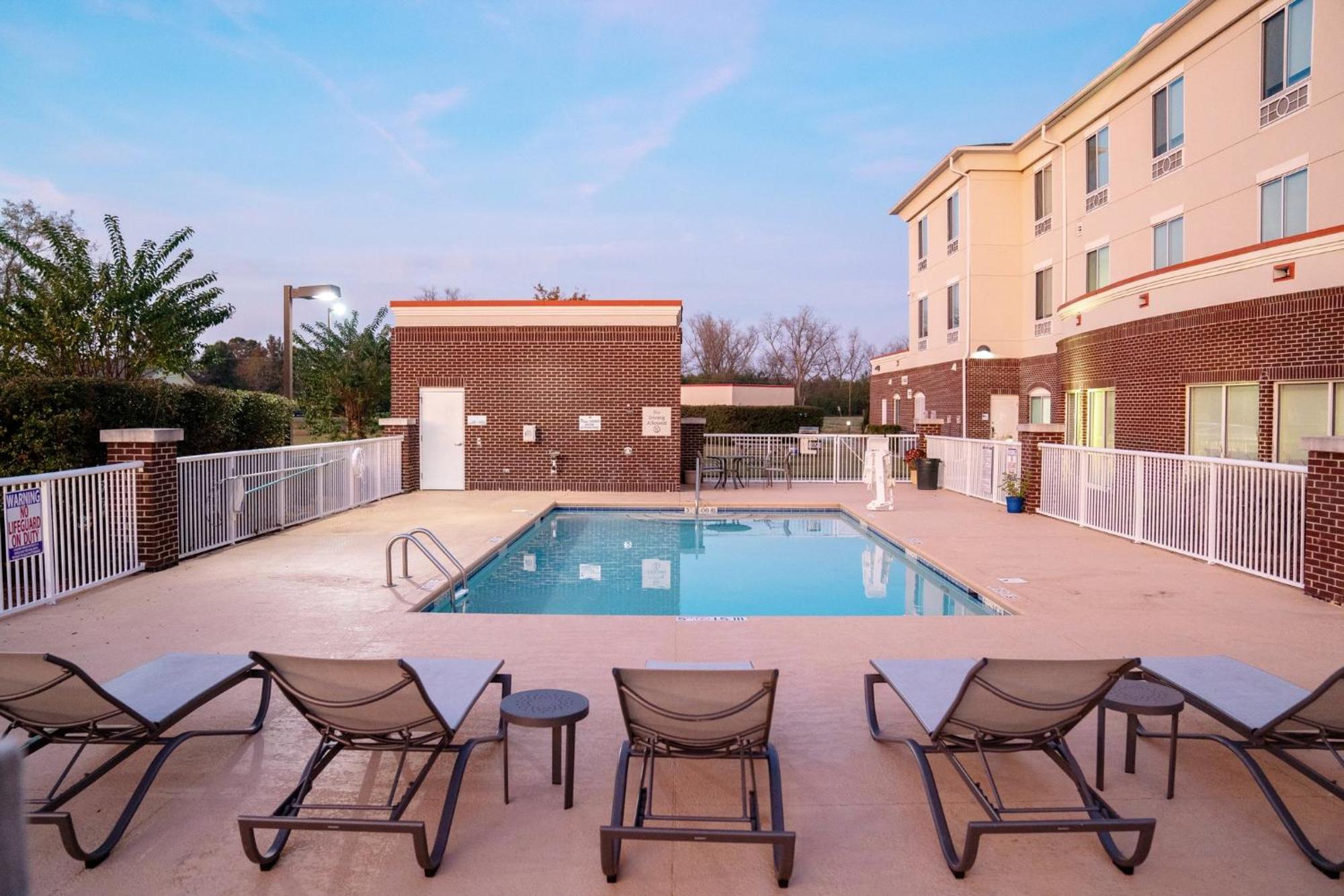 Holiday Inn Express Pembroke By Ihg Bagian luar foto