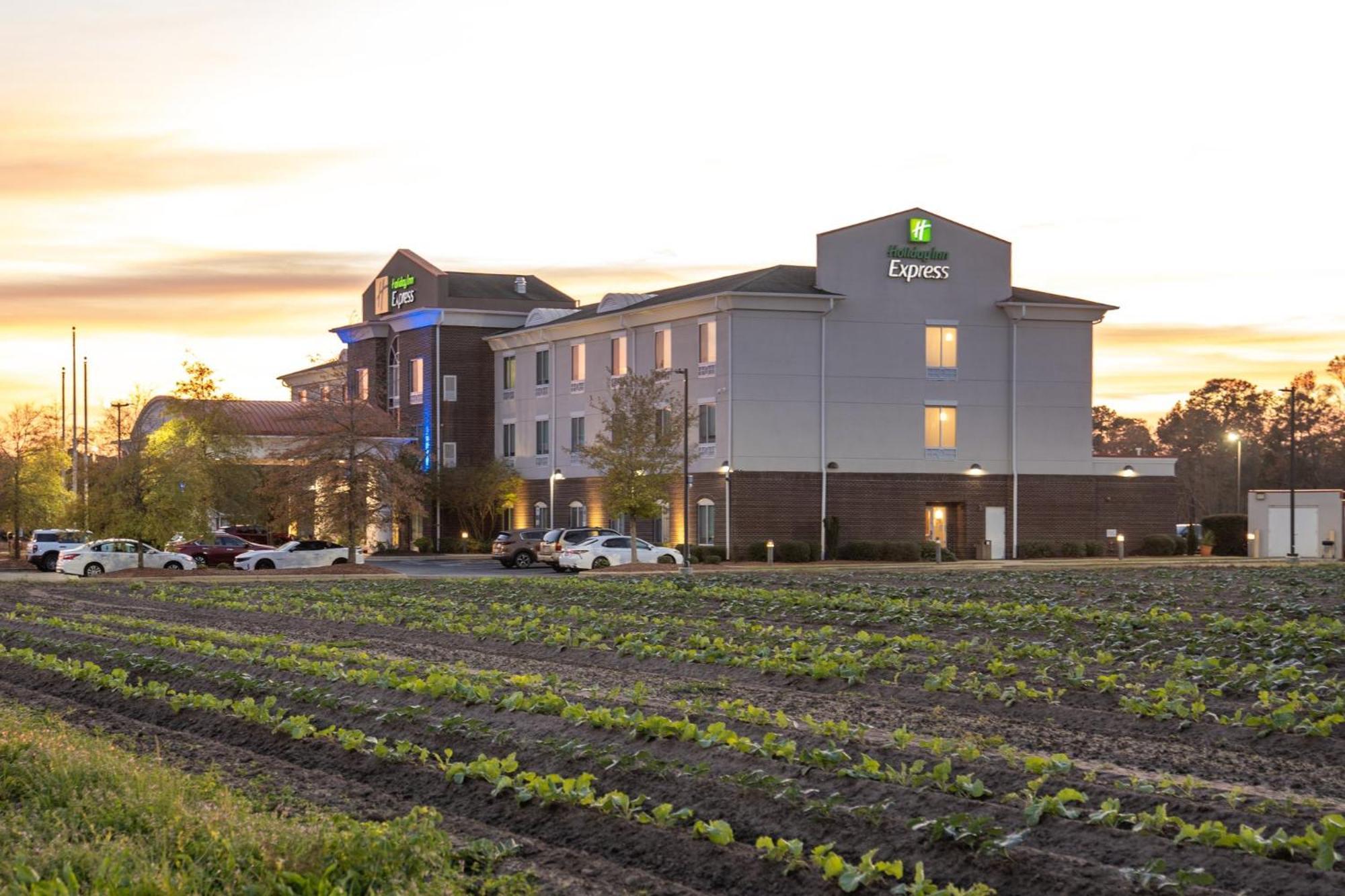 Holiday Inn Express Pembroke By Ihg Bagian luar foto
