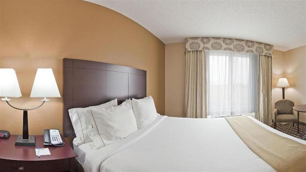 Holiday Inn Express Pembroke By Ihg Bagian luar foto